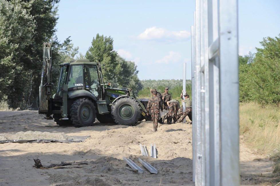 Maďaři staví u srbské hranice plot proti migrantům.
