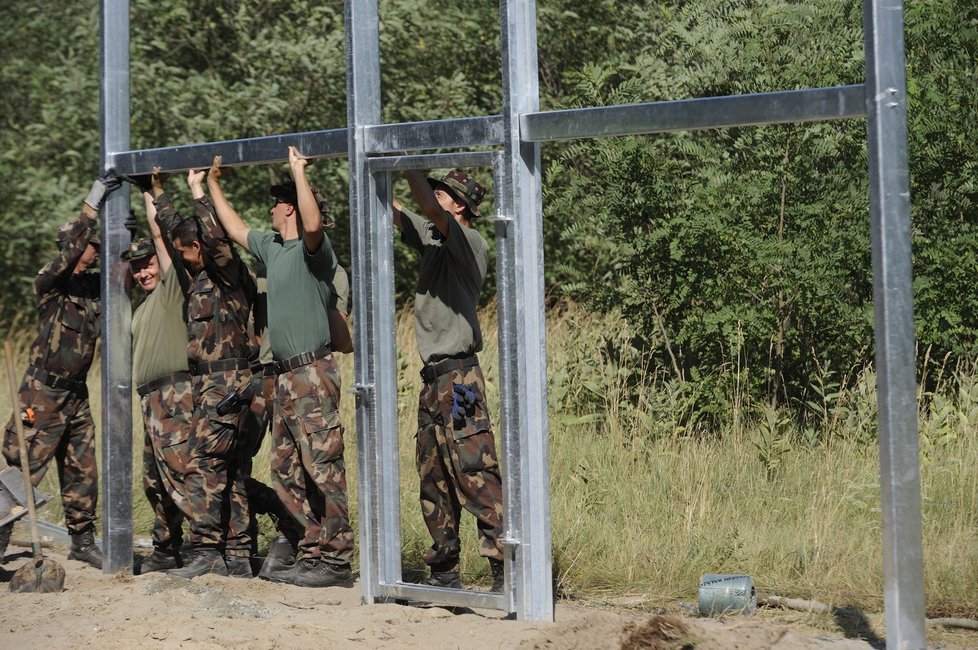 Maďaři staví u srbské hranice plot proti migrantům.