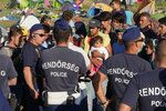 Maďarská policie mlátí migranty: Bijí nás pěstmi, kopanci i obušky, stěžuje si uprchlík