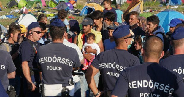 Maďarská policie tluče migranty? Bijí nás pěstmi i obušky, stěžuje si uprchlík 