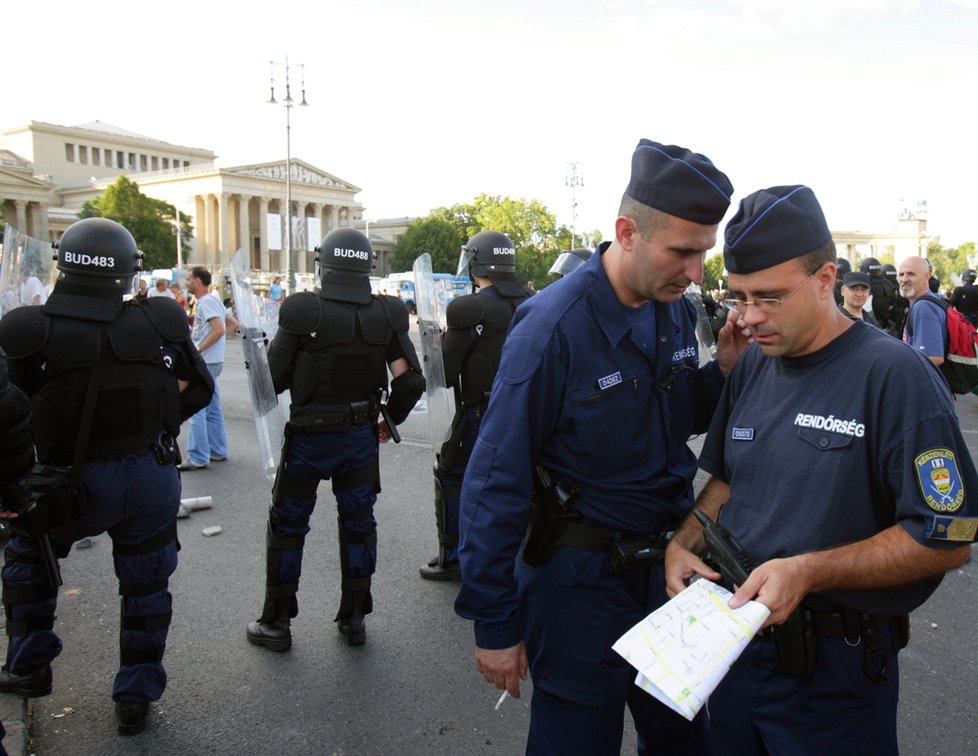 Maďarská policie mlátí migranty: Bijí nás pěstmi, kopanci i obušky, stěžuje si uprchlík.
