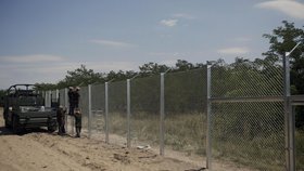 Maďarsko postavilo před migranty plot