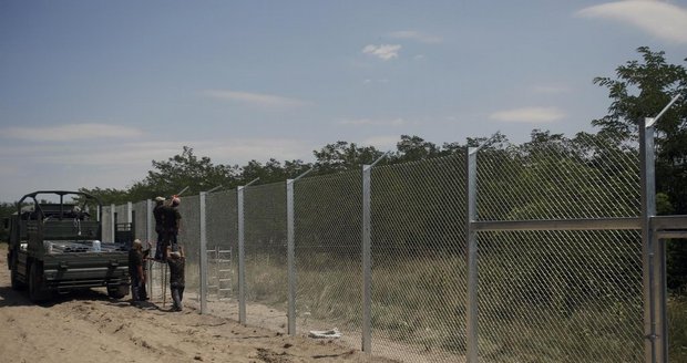 Maďaři proti nelegálním migrantům přitvrdili. Na hranicí zdvojí oplocení
