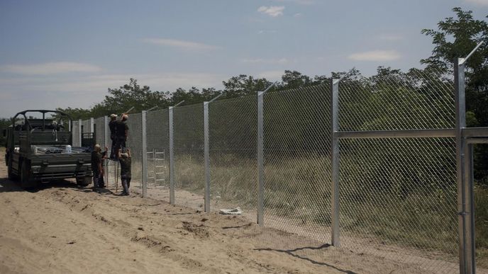 Maďarsko postavilo před migranty plot