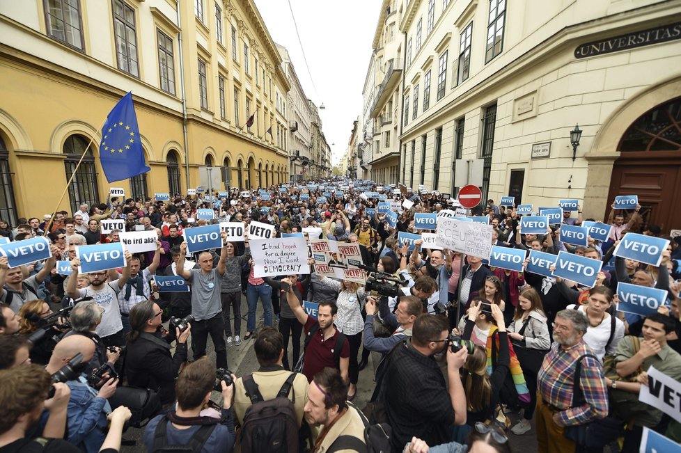 Proti novému zákonu, který znemožní fungování Středoevropské univerzity, protestovali lidé i v Maďarsku.