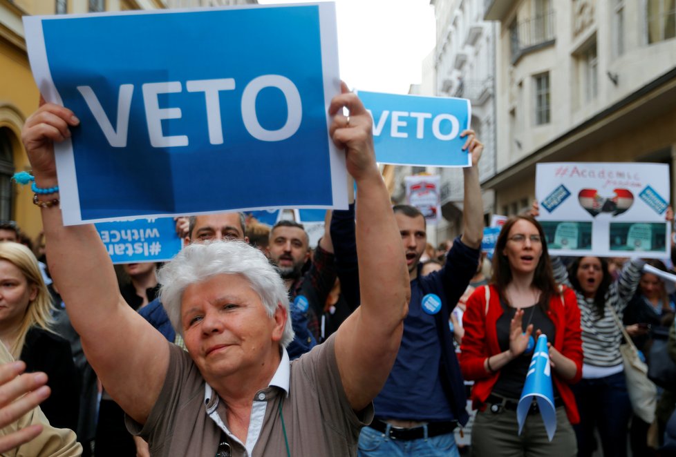 Protesty proti novému školskému zákonu v Maďarsku, který omezuje fungování zahraničních vzdělávacích institucí včetně Středoevropské univerzity, kterou založil v Praze miliardář s maďarskými kořeny George Soros