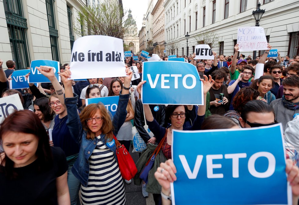 Protesty proti novému školskému zákonu v Maďarsku, který omezuje fungování zahraničních vzdělávacích institucí včetně Středoevropské univerzity, kterou založil v Praze miliardář s maďarskými kořeny George Soros