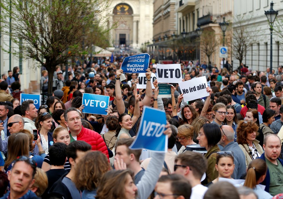 Protesty proti novému školskému zákonu v Maďarsku, který omezuje fungování zahraničních vzdělávacích institucí včetně Středoevropské univerzity, kterou založil v Praze miliardář s maďarskými kořeny George Soros.