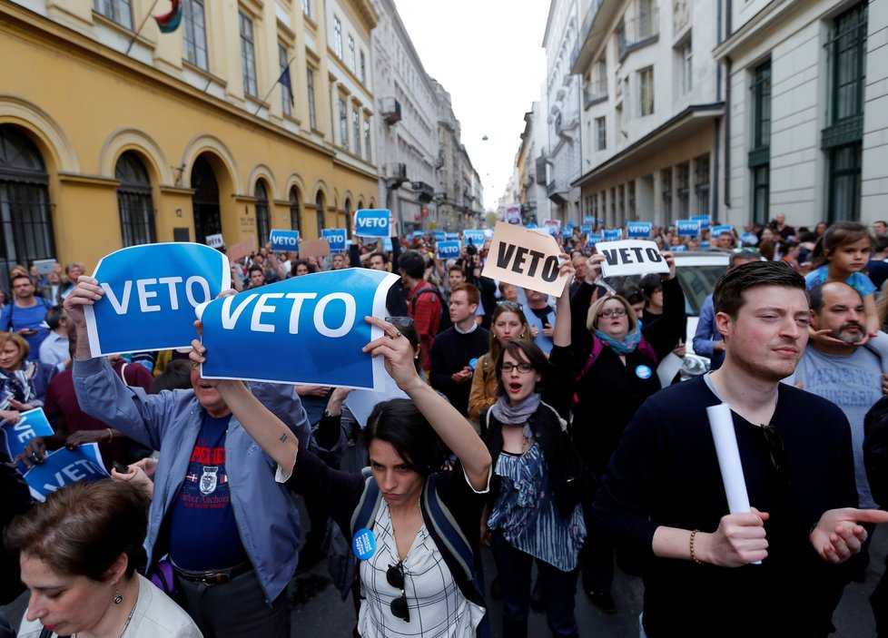 Protesty proti novému školskému zákonu v Maďarsku, který omezuje fungování zahraničních vzdělávacích institucí včetně Středoevropské univerzity, kterou založil v Praze miliardář s maďarskými kořeny George Soros.
