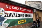 Transparent v ulicích Budapešti vyzývá Maďary, aby přišli hlasovat v referendu.