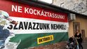 Transparent v ulicích Budapešti vyzývá Maďary, aby přišli hlasovat v referendu