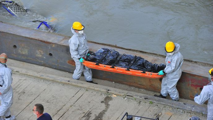 Tělo vyzvednuté z vraku lodi Mořská panna v Maďarsku