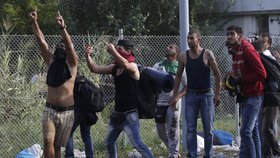 Běženci nerespektují pokyny policie, na maďarské hranici se tvrdě střetli se strážci pořádku.