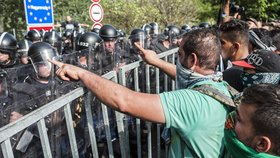 Zásah proti uprchlíkům na maďarské hranici.