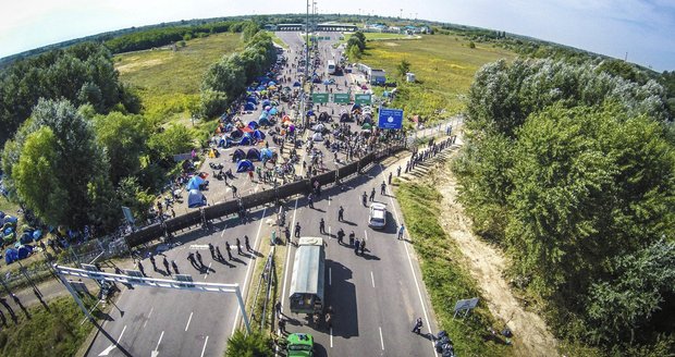 Střety na maďarské hranici skončily 300 zraněnými. Mezi nimi je 30 dětí