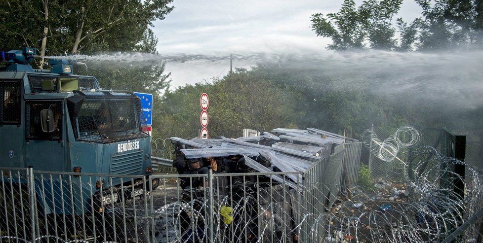 Vodní dělo na maďarsko-srbské hranici zchladilo rozvášněné uprchlíky