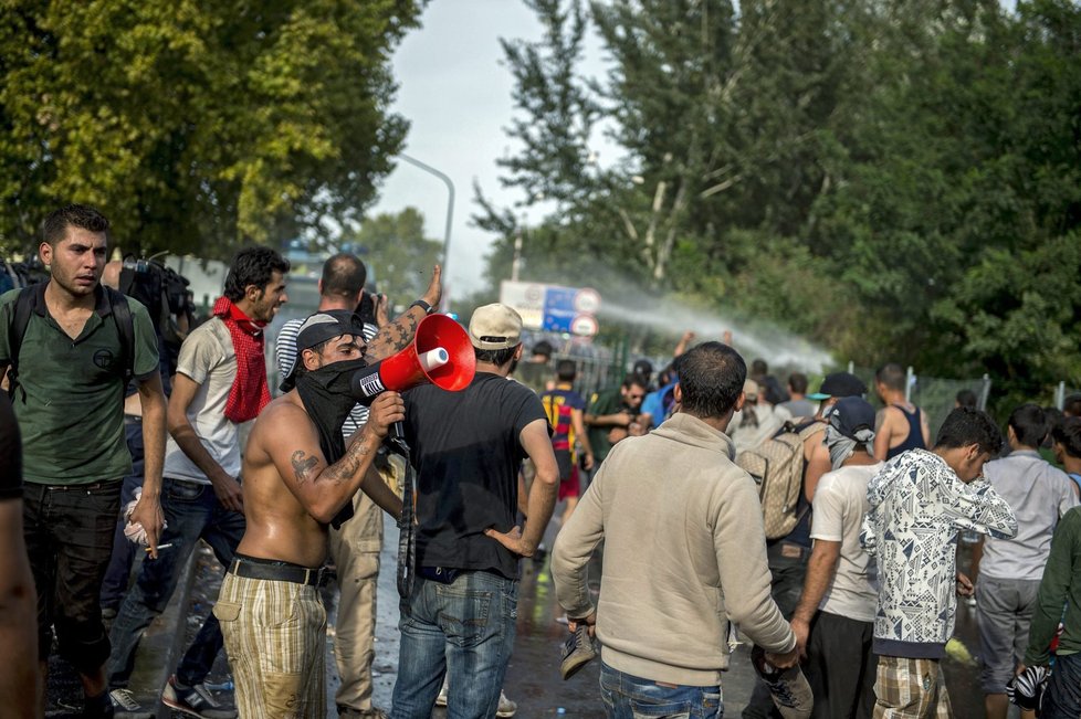 Zásah proti uprchlíkům na maďarské hranici: Vytáhli na ně vodní děla a slzný plyn