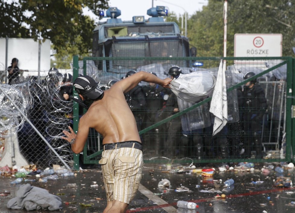 Zásah proti uprchlíkům na maďarské hranici: Vytáhli na ně vodní děla a slzný plyn