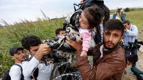 Uprchlíci si při cestě za evropským snem poradí s každou překážkou.