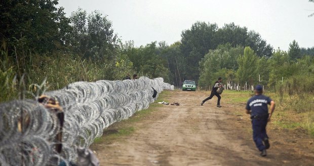 Maďaři dostavěli plot proti uprchlíkům: Má téměř 200 kilometrů!