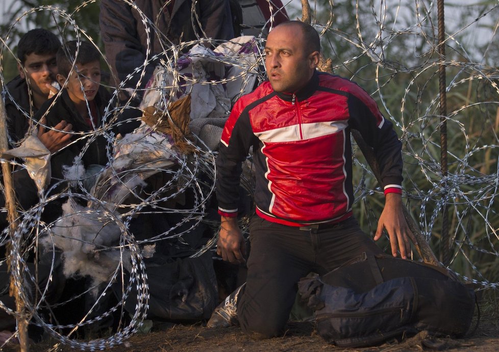 Maďarský plot běžence nezastavil. Uprchlíci ho překonávají všemi možnými způsoby.