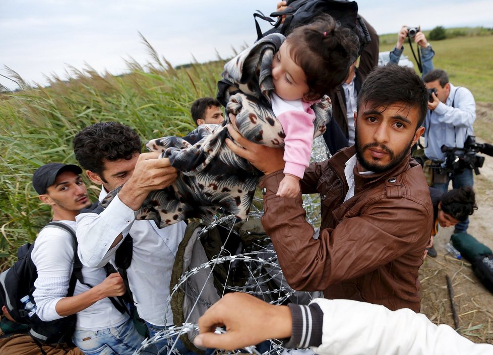Maďarský plot běžence nezastavil. Uprchlíci ho překonávají všemi možnými způsoby.