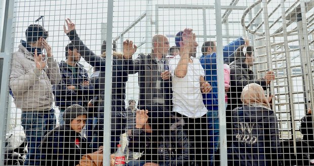 Nelegální migranti v maďarských táborech hladoví i pět dní, kruté podmínky děsí OSN