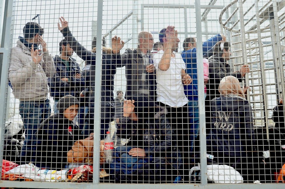 Česko z povinných kvót přijalo jen 12 uprchlíků a další přijímat nehodlá.