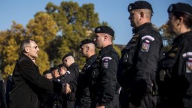České policisty v Maďarsku přivítal osobně ministr vnitra Sándor Pintér.