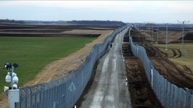 Ostnatý plot na srbsko-maďarských hranicích.