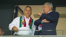 Maďarský premiér Viktor Orbán (vlevo) na fotbalu, na snímku s prezidentem maďarské fotbalové federace.