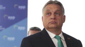 Komentář Gregora Martina Papucska: Orbán tančí jako páv. Bude to fungovat? 