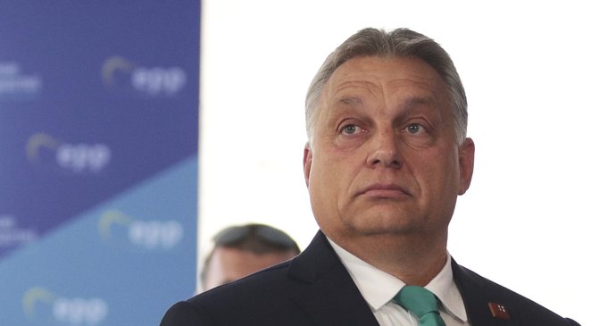 Maďarská opozice chce zažalovat premiéra Viktora Orbána kvůli jeho luxusním výletům na fotbal.