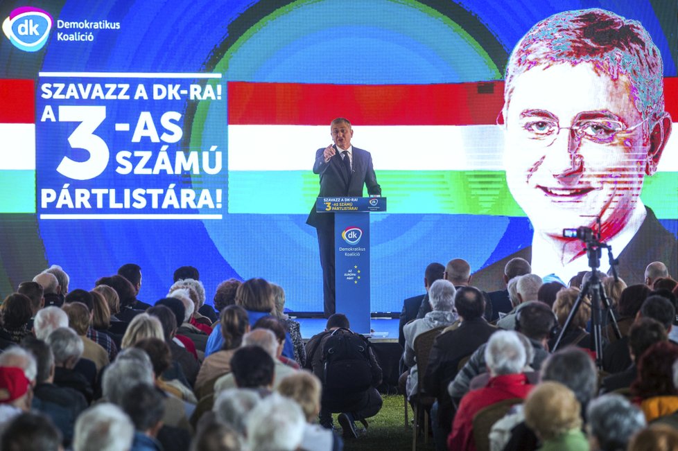 Bývalý premiér a šéf opoziční Demokratické koalice Ferenc Gyurcsany na předvolebním mítinku (6. 4. 2018)
