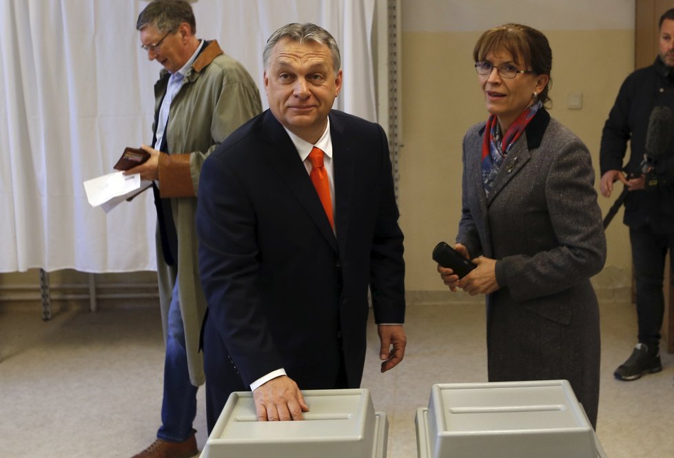 V Maďarsku začaly parlamentní volby. Favoritem je současný premiér Viktor Orbán a jeho strana Fidesz.