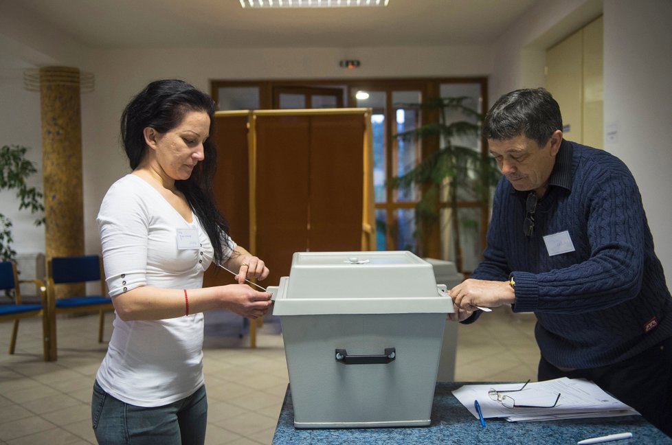 V Maďarsku začaly parlamentní volby. Favoritem je současný premiér Viktor Orbán a jeho strana Fidesz.