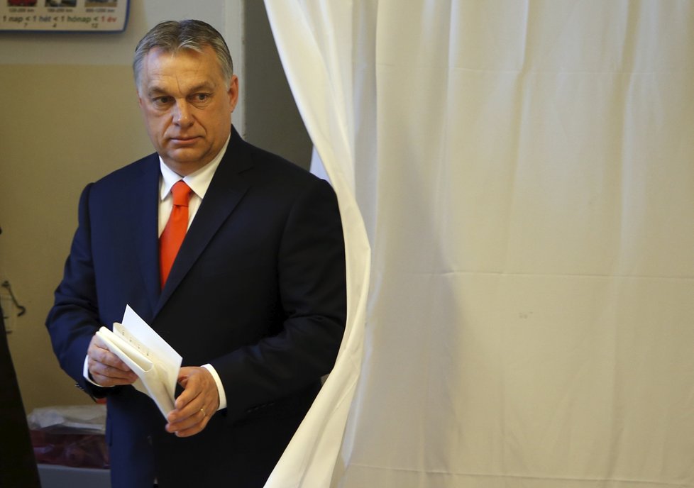 V Maďarsku začaly parlamentní volby. Favoritem je současný premiér Viktor Orbán a jeho strana Fidesz.