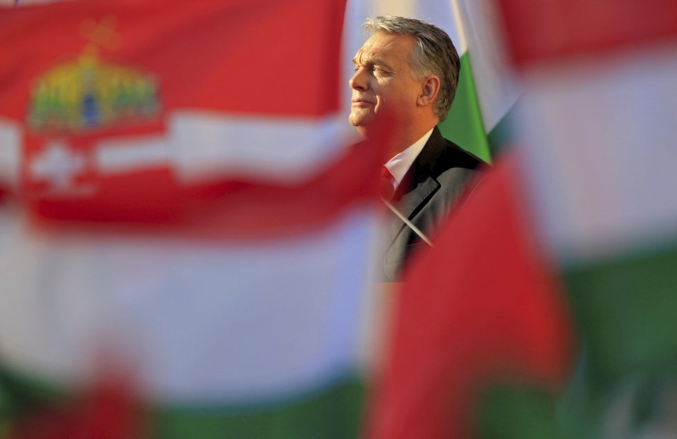 Viktor Orbán, současný premiér a lídr strany Fidesz, je favoritem voleb.