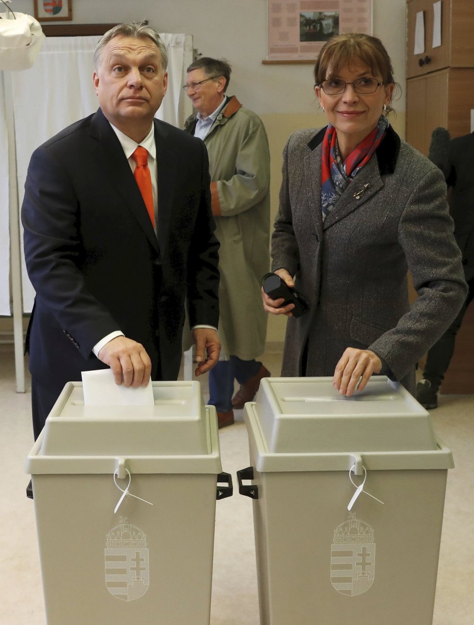Orbán s manželkou vhodili svůj hlas při parlamentních volbách (8. 4. 2018).