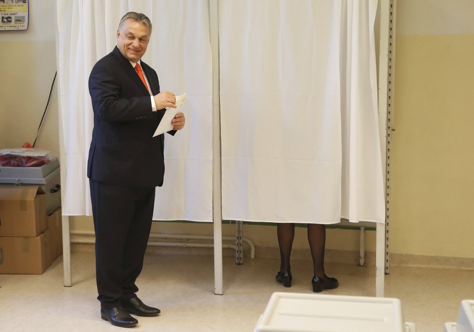 Orbán s manželkou vhodili svůj hlas při parlamentních volbách (8.4.2018)