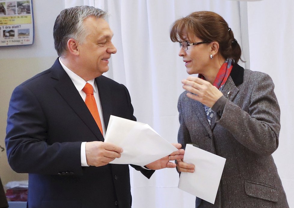 Orbán s manželkou vhodili svůj hlas při parlamentních volbách (8.4.2018)