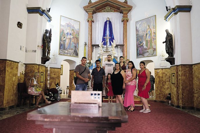 Romské klany se střídají před oltářem, kde jsou jejich vážné výrazy zvěčněny do rodinné fotky. Některé rodiny přinášejí pro Pannu Marii šaty na míru. Romské klany se střídají před oltářem, kde jsou jejich vážné výrazy zvěčněny do rodinné fotky. Některé rodiny přinášejí pro Pannu Marii šaty na míru.