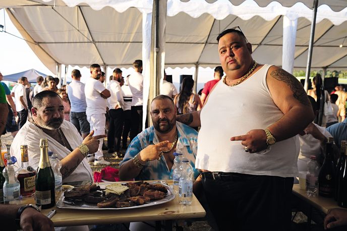 Mše už skončily a blíží se večer. Poutníci se posilují před noční zábavou na louce. Mše už skončily a blíží se večer. Poutníci se posilují před noční zábavou na louce.