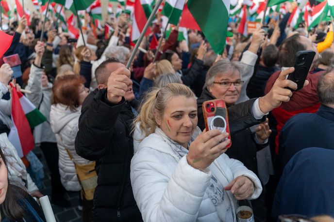 Zatímco česká koruna si v posledních letech držela relativní sílu, maďarský forint zaznamenal vůči euru i koruně dlouhodobě výrazné propady. Zatímco česká koruna si v posledních letech držela relativní sílu, maďarský forint zaznamenal vůči euru i koruně dlouhodobě výrazné propady.