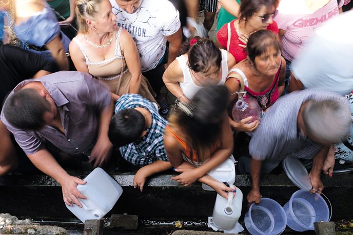 Fronta ke svaté studni. Mnozí si domů odnáší desítky litrů léčivé vody, kvůli čemuž se mezi čekajícími někdy strhne mela. Fronta ke svaté studni. Mnozí si domů odnáší desítky litrů léčivé vody, kvůli čemuž se mezi čekajícími někdy strhne mela.