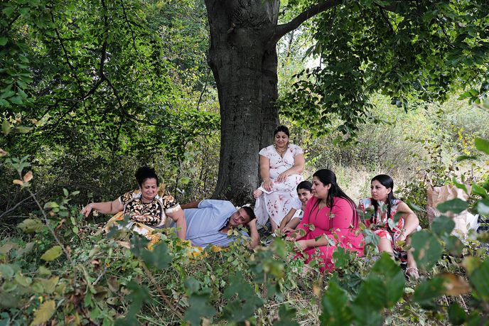 Za běžných okolností je v olašské komunitě oddělena mužská část od ženské, v Csatce se to ale pod vlivem sváteční atmosféry nedodržuje Za běžných okolností je v olašské komunitě oddělena mužská část od ženské, v Csatce se to ale pod vlivem sváteční atmosféry nedodržuje