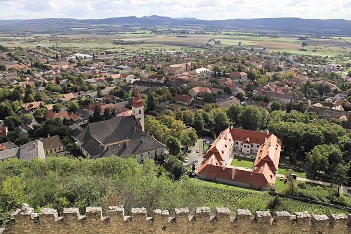 Při pohledu z výšky vévodí městečku Sümeg františkánský klášter a sousední zámecká rezidence veszprémských biskupů