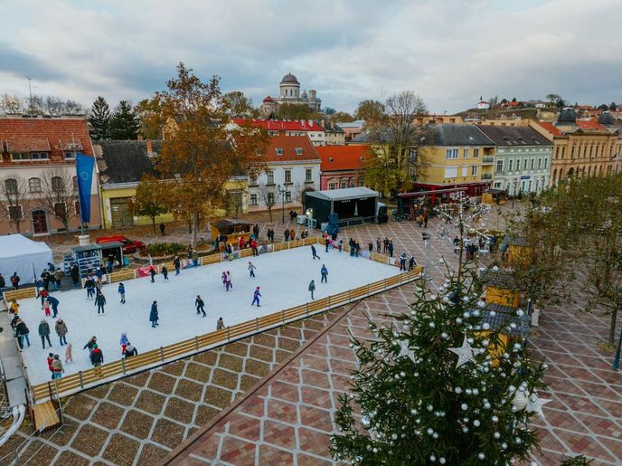 Až do 7. ledna bude na Széchenyiho náměstí denně k dispozici ledová plocha o rozloze téměř pěti set metrů čtverečních.