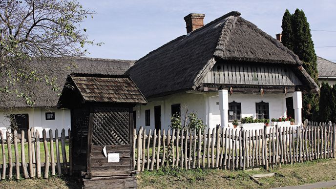 Venkovský dům na okraji městečka Zalalövő slouží jako muzeum. Podobných usedlostí se v regionu Őrség na svých původních místech dochovalo více.