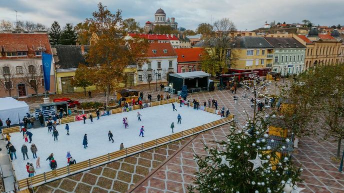 Až do 7. ledna bude na Széchenyiho náměstí denně k dispozici ledová plocha o rozloze téměř pěti set metrů čtverečních.